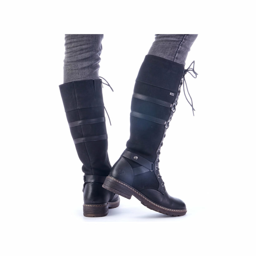 Nachtschwarze Rieker Damen Kurzstiefel 94689-00 mit einer Profilsohle mit Blockabsatz. Schuh seitlich schräg
