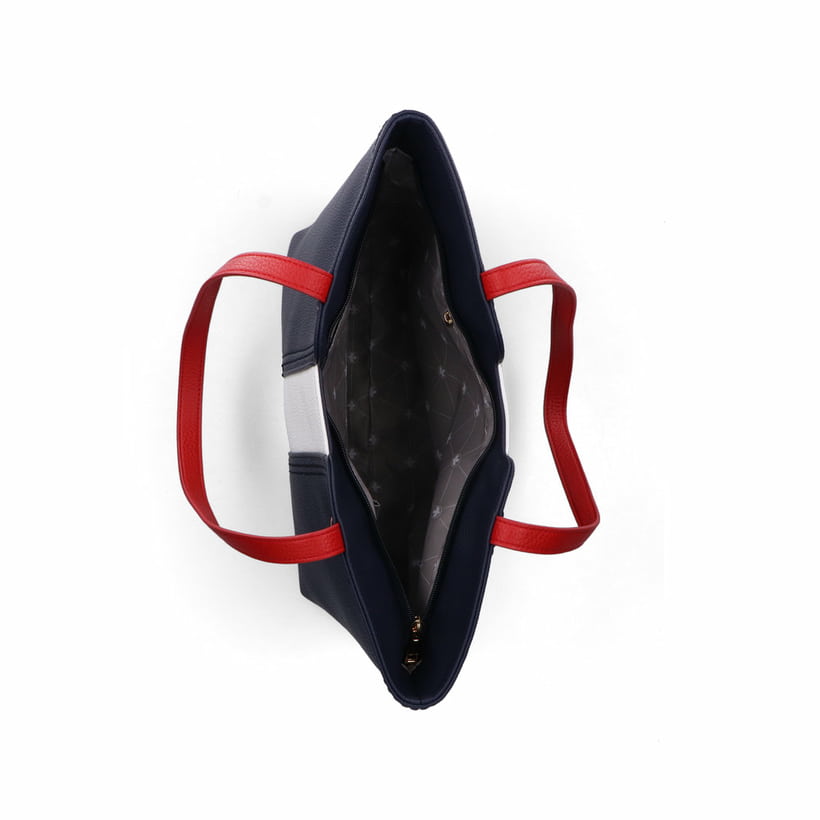 Rieker Damen Rucksack H1607-60 in Hellbeige aus Textil mit Reißverschluss. Rucksack getragen Knie.