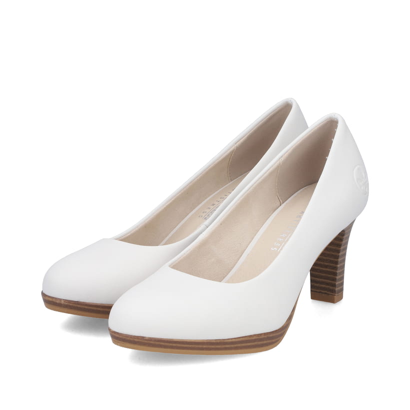 Weiße Rieker Pumps 41560-81 aus Glattleder mit einer griffigen Sohle. Schuhpaar seitlich schräg.