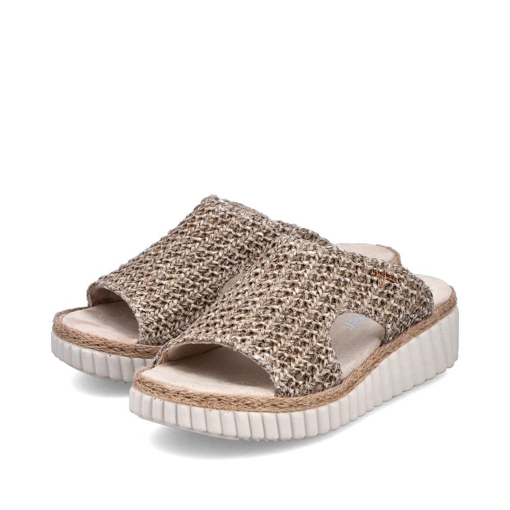Beige vegane Rieker Damen Pantoletten 69280-60 mit der Extraweite H. Schuhpaar seitlich schräg.