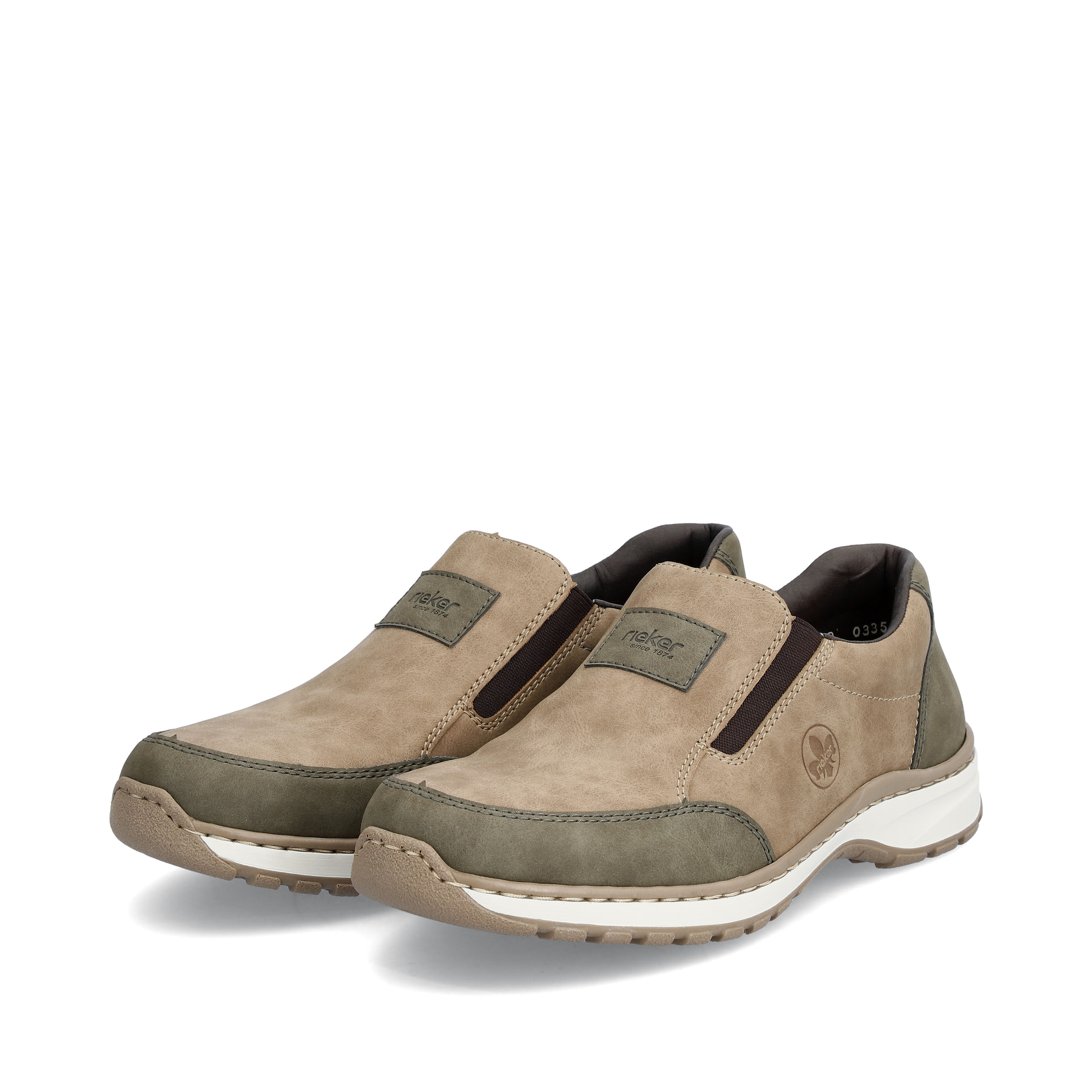 Beige Rieker Herren Slipper 03354-64 mit Elastikeinsatz sowie Extraweite H. Schuhpaar seitlich schräg.