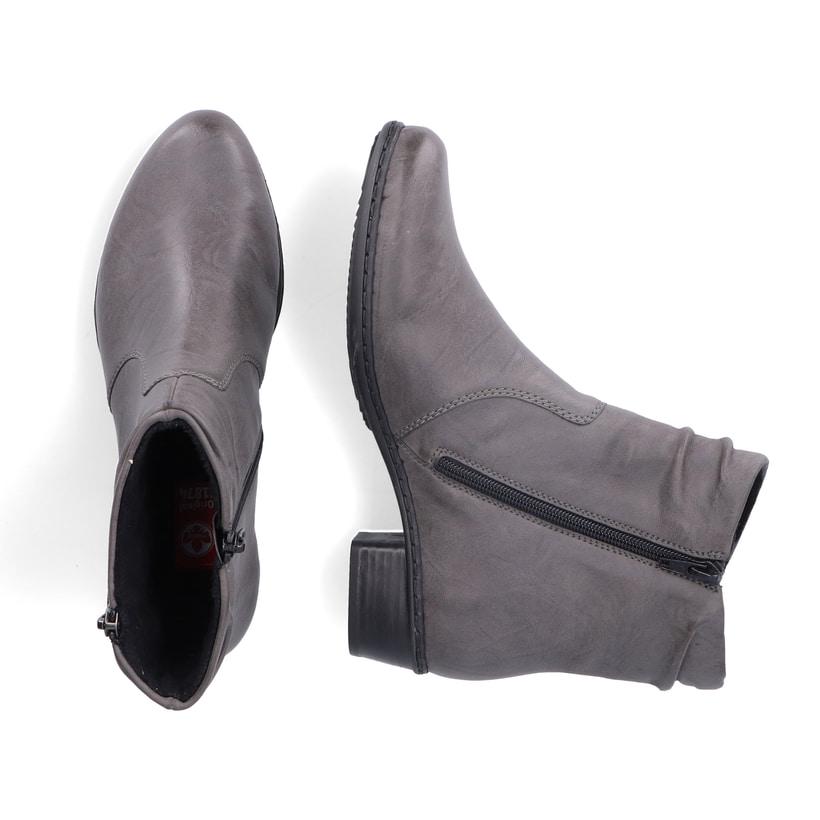 Graue Rieker Damen Stiefeletten Y0741-45 mit Zierelement sowie Reißverschluss. Schuh von oben, liegend.