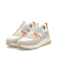 Weiße Rieker Damen Sneaker Low W2501-82 mit Schnürung sowie super leichter Sohle. Schuhpaar seitlich schräg.