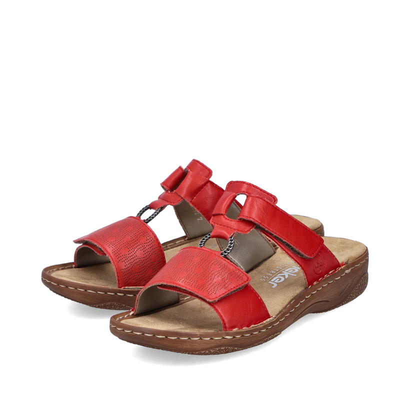 Rote Rieker Damen Pantoletten V2885-33 in Löcheroptik mit einem Klettverschluss. Schuhpaar seitlich schräg.