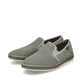 Grüne Rieker Herren Slipper B5265-52 mit einem Gummizug sowie Komfortweite G 1/2. Schuhpaar seitlich schräg.
