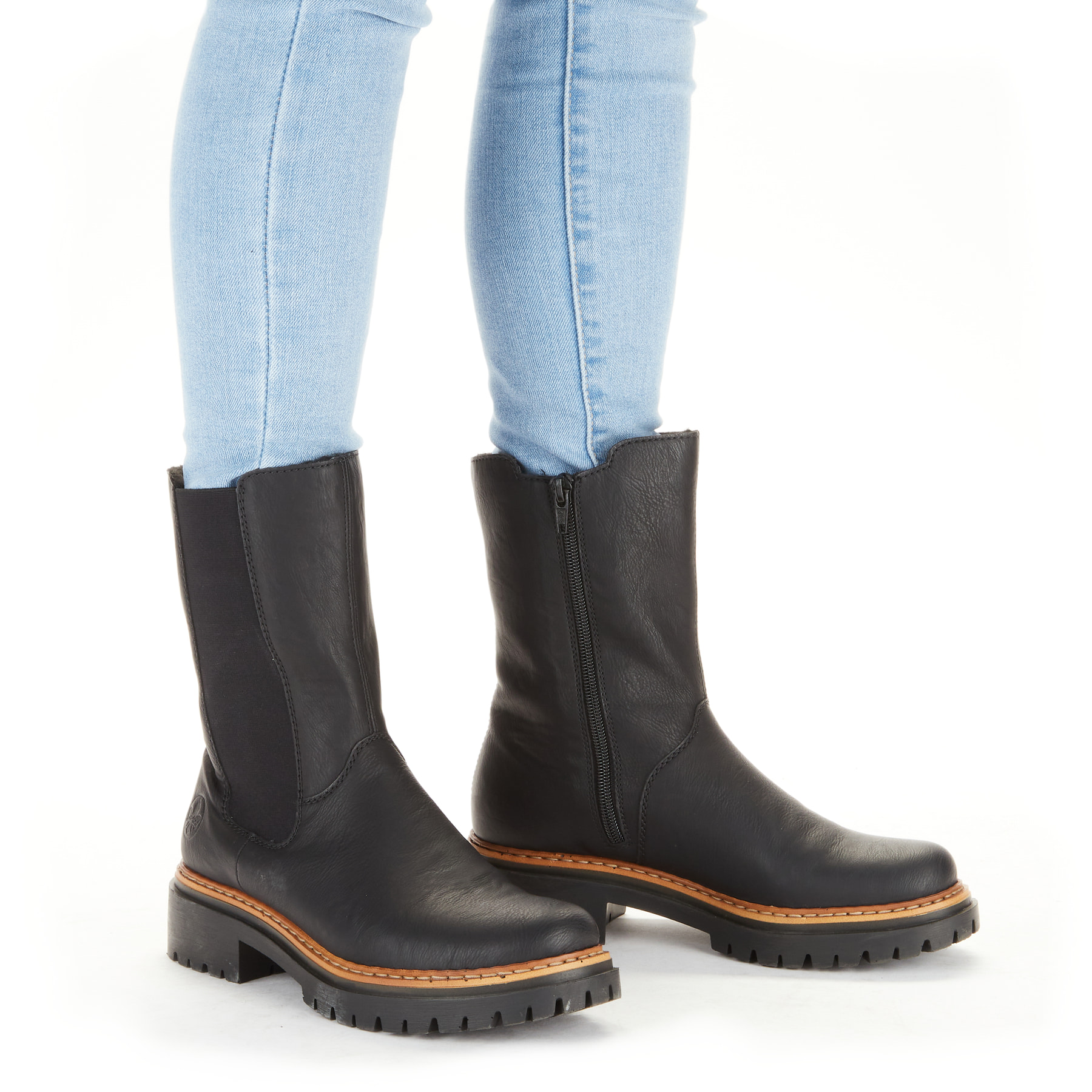 Nachtschwarze Rieker Damen Chelsea Boots 72683-00 mit einer schockabsorbierenden Sohle. Schuh am Fuß