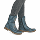 Hellblaue Rieker Damen Schnürstiefel 73570-14 mit gepolstertem Schaftrand. Schuh am Fuß.