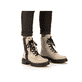 
Vanillebeige Rieker Damen Biker Boots 72634-60 mit Schnürung und Reißverschluss. Schuh am Fuß