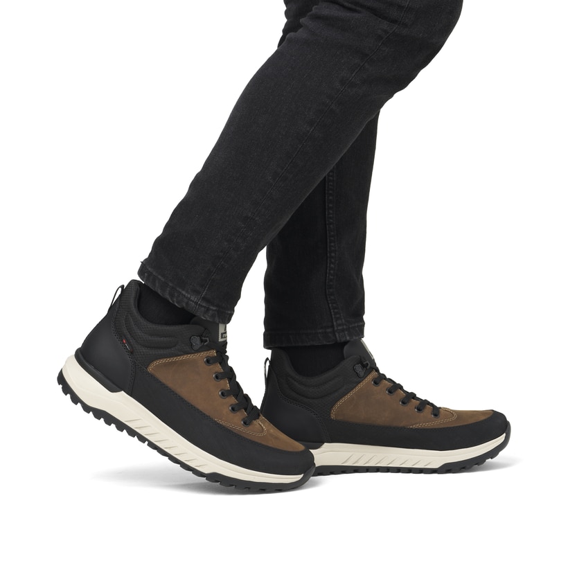 Braune Rieker Herren Schnürstiefel U0173-22 mit wasserabweisender TEX-Membran. Schuh am Fuß.