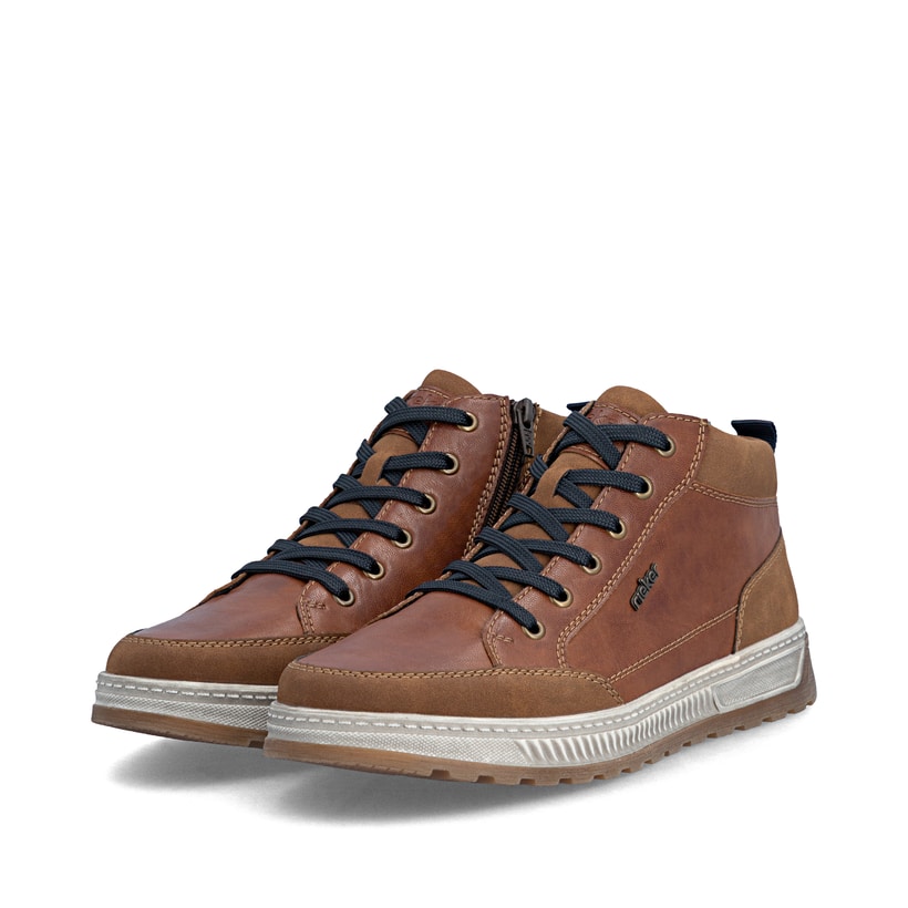 Braune Rieker Herren Sneaker High 37006-25 mit Reißverschluss sowie Extraweite H. Schuhpaar seitlich schräg.
