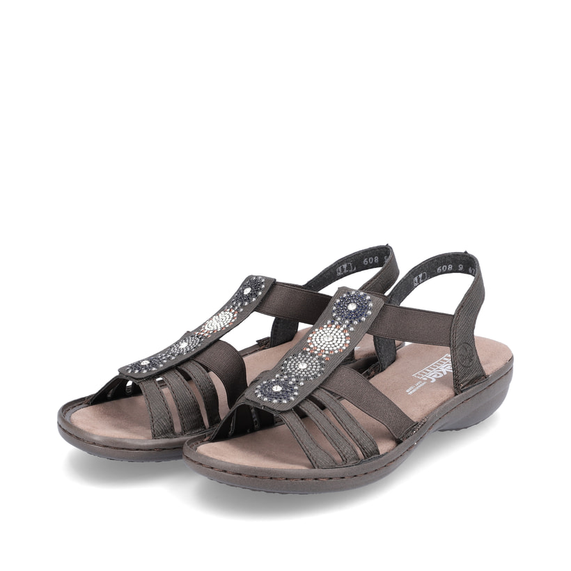 Graue Rieker Damen Riemchensandalen 608G9-47 mit einem Elastikeinsatz. Schuhpaar seitlich schräg.