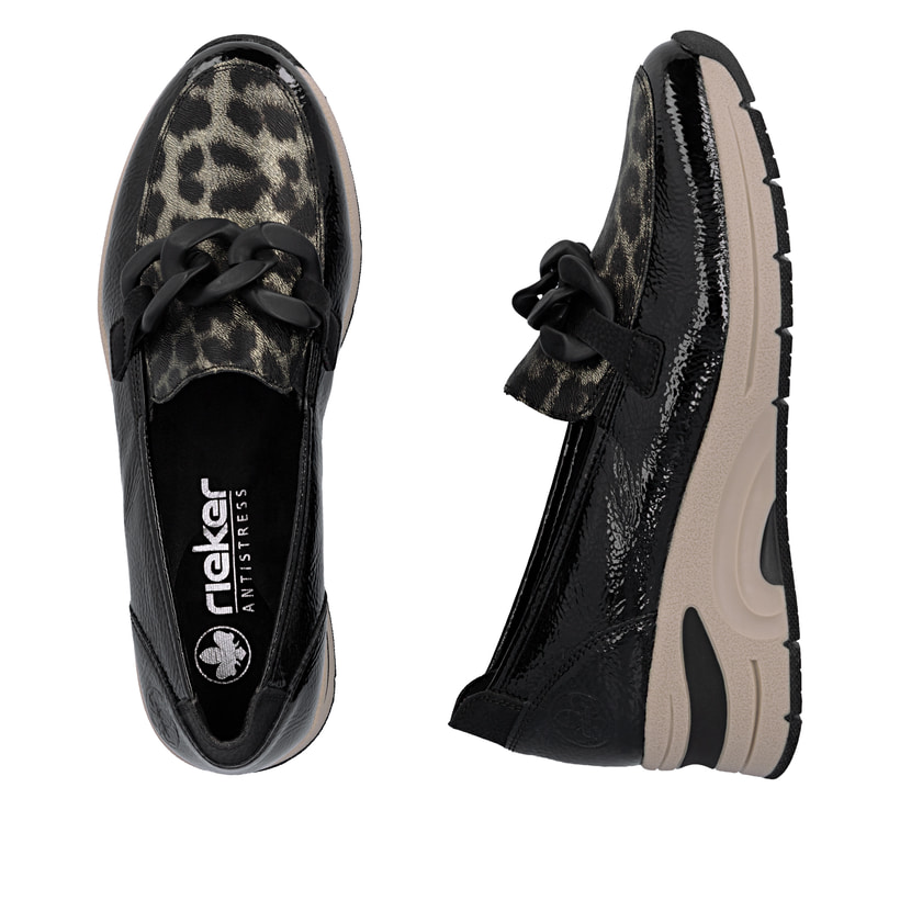 Schwarze Rieker Damen Loafer N9350-00 mit Deko-Kette sowie einem Gummizug. Schuh von oben, liegend.