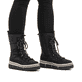 Vegane, schwarze Rieker Damen Kurzstiefel Y6380-00 mit einem Reißverschluss. Schuh am Fuß.