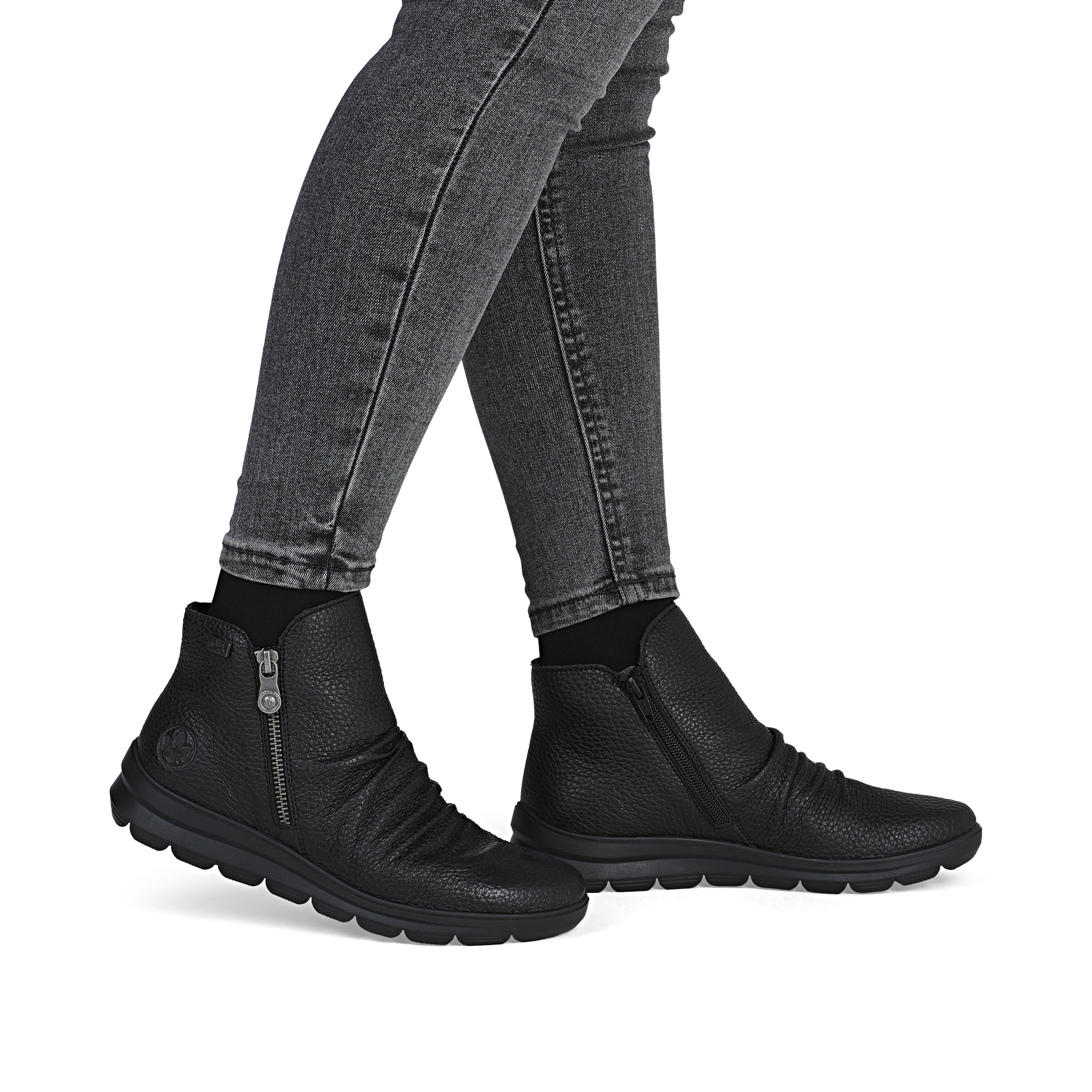 Schwarze Rieker Damen Kurzstiefel Z0056-00 aus Glattleder. Schuh am Fuß.