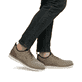 Beige Rieker Herren Slipper 04550-64 mit einem Gummizug sowie der Extraweite H. Schuh am Fuß.