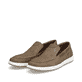 Braune Rieker Herren Slipper 18266-26 mit einem Elastikeinsatz. Schuhpaar seitlich schräg.