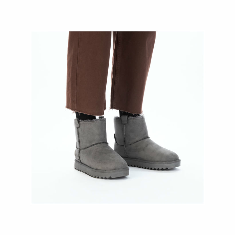 Graue Rieker Damen Kurzstiefel 99870-45 mit Fellschaftrand sowie Komfortweite G. Schuh am Fuß.