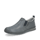 Blaue Rieker Herren Slipper 05450-12 mit Elastikeinsatz sowie braunen Ziernähten. Schuh seitlich schräg.