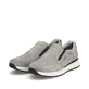 Graue Rieker Herren Slipper B0750-42 mit Elastikeinsatz sowie Komfortweite G. Schuhpaar seitlich schräg.