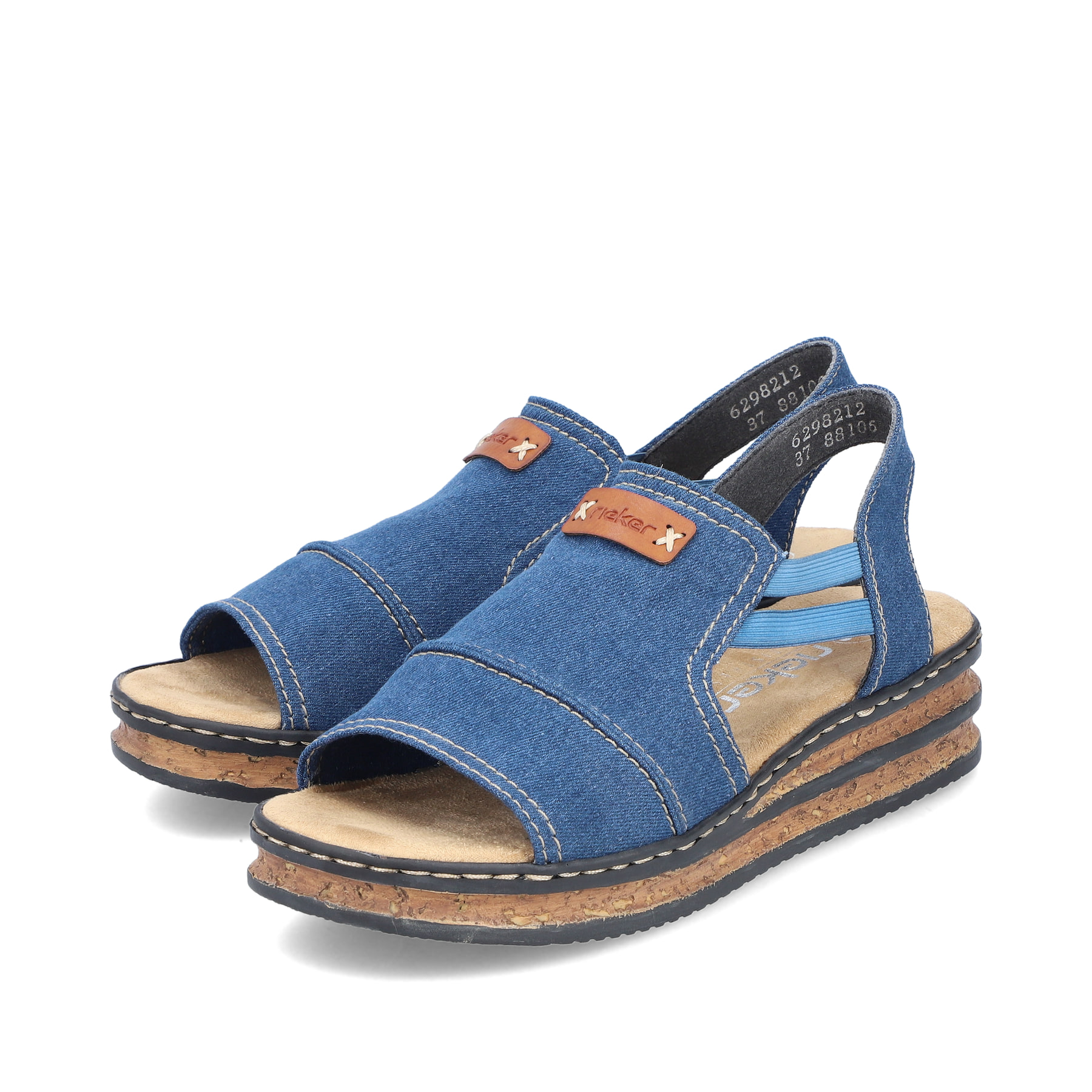Blaue vegane Rieker Keilsandaletten 62982-12 mit moderner Spannnaht. Schuhpaar seitlich schräg.