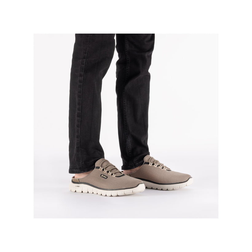 Sabots Rieker beiges pour homme B6681-64 avec bande élastique. Chaussure au pied.