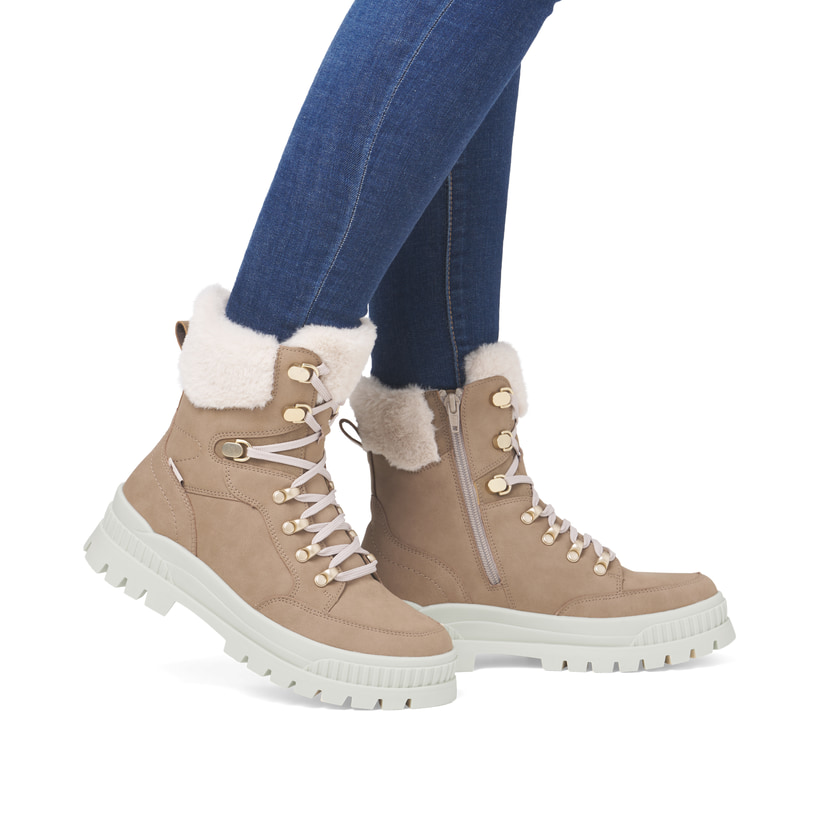 Beige-weiße Rieker Damen Schnürstiefel W2174-20 aus Rauleder. Schuh am Fuß.