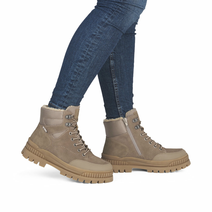 Bottes à lacets Rieker beiges pour femme W2176-64 avec semelle Fiber-Grip. Chaussure au pied.