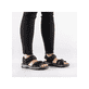 Schwarze Rieker Damen Trekkingsandalen 68852-00 mit einem Klettverschluss. Schuh am Fuß.