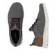 Graue Rieker Herren Slipper B7796-42 mit einem Gummizug sowie Komfortweite G 1/2. Schuh von oben, liegend.