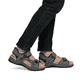 Graue Rieker Herren Trekkingsandalen 26955-42 mit einem Klettverschluss. Schuh am Fuß.