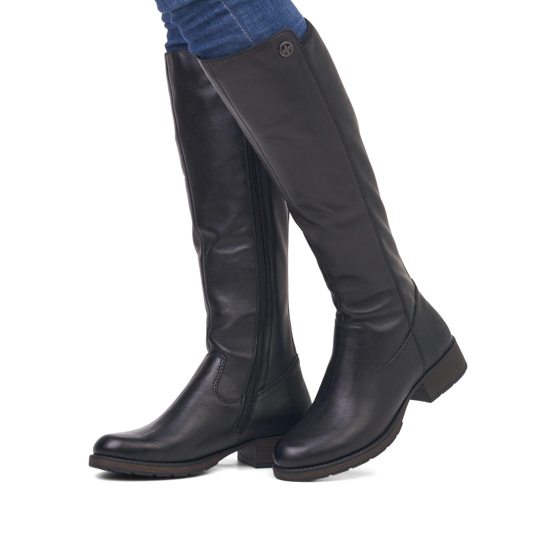 Schwarze Rieker Damen Hochschaftstiefel Z9591-01 aus Glattleder. Schuh am Fuß.