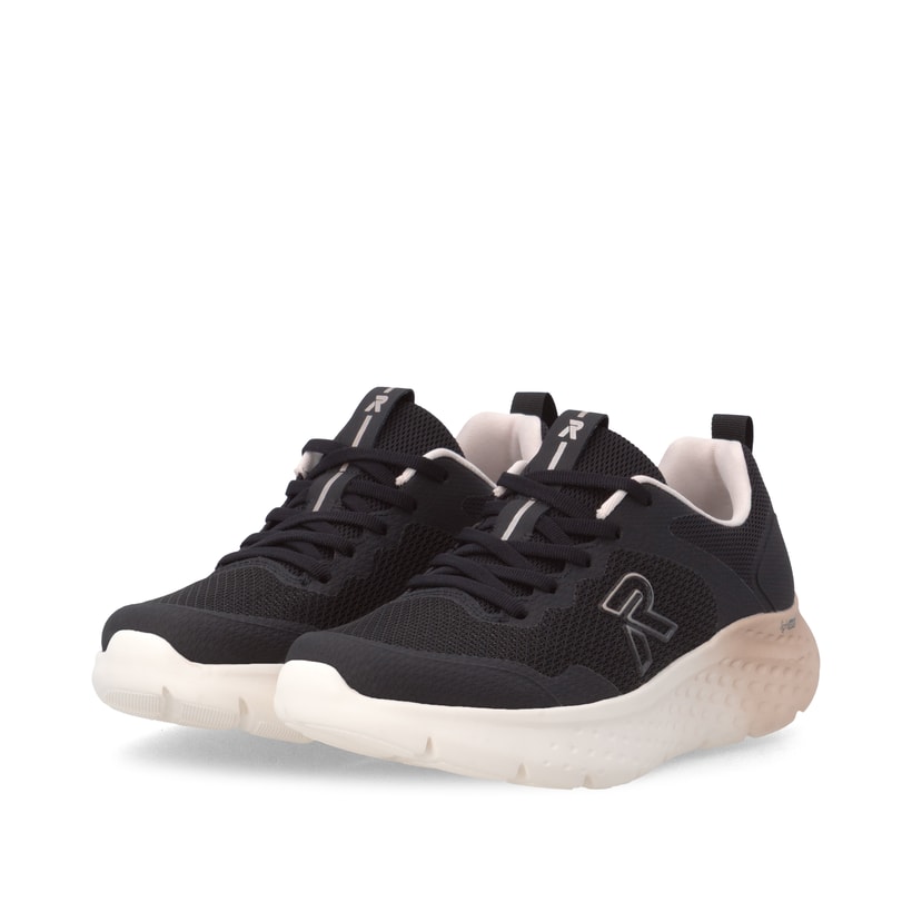 Schwarze Rieker Sport Damen Sneaker Low W4400-01. Schuhpaar seitlich schräg.