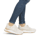 Weiße Rieker Damen Slipper W2503-60 mit Gummizug sowie einer flexiblen Sohle. Schuh am Fuß.