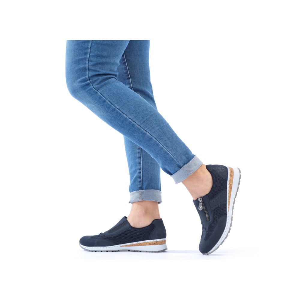 Chaussons Rieker bleus pour femme 54474-14 avec fermeture éclair. Chaussure au pied.