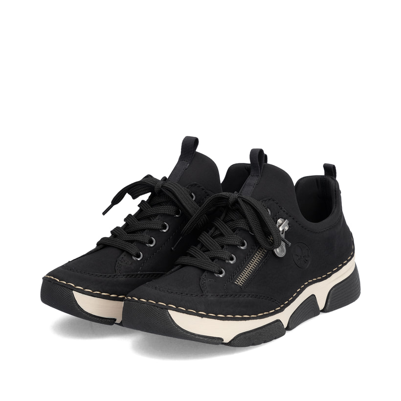 Mocassins Rieker noirs pour femme 45973-00 avec bande élastique. Chaussures inclinées sur le côté.