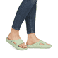 Grüne Rieker Damen Pantoletten W3350-52 mit flexibler und ultraleichter Sohle. Schuh am Fuß.