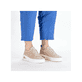 Beige Rieker Damen Sneaker Low N6409-62 mit Rieker Air Sohlenfenster. Schuh am Fuß.