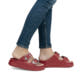 Rote Rieker Damen Pantoletten P2180-35 mit Schnallen sowie einer flexiblen Sohle. Schuh am Fuß.