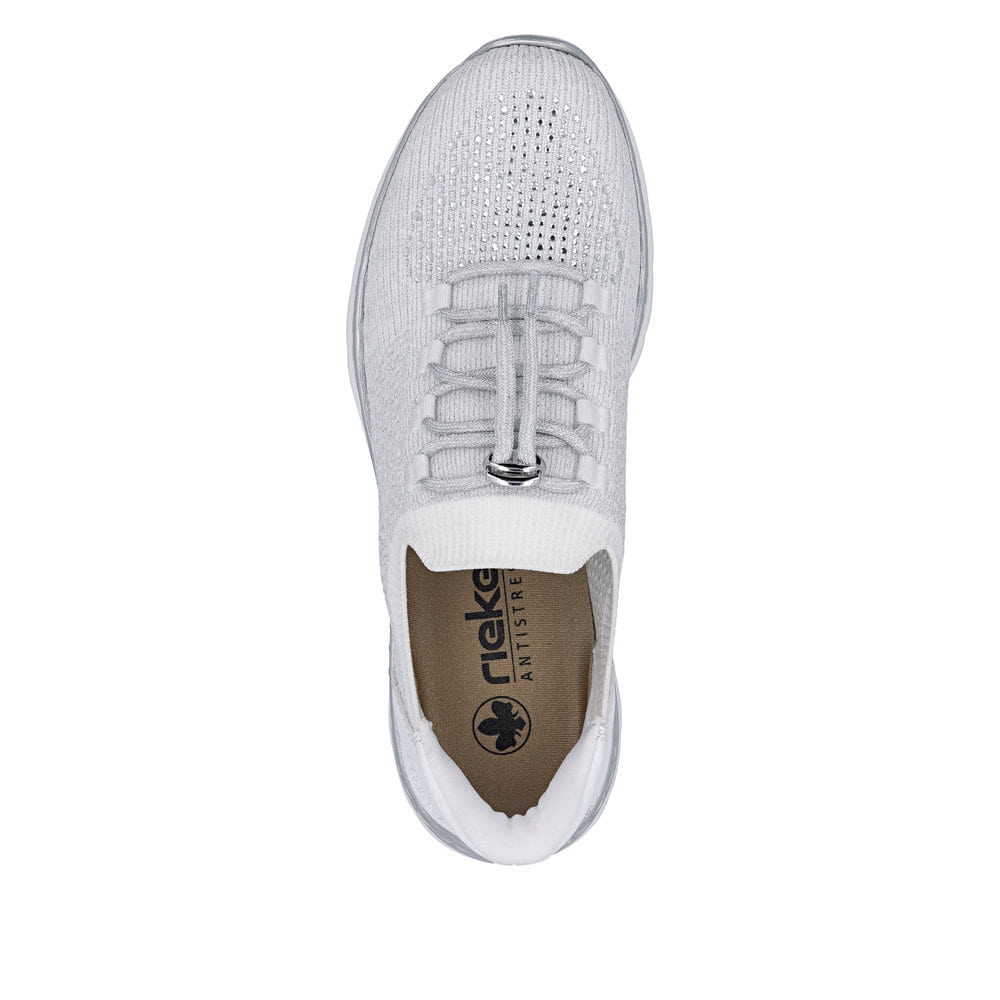Silberne Rieker Damen Slipper L3261-90 mit easy Hineinschlüpf-Möglichkeit. Schuh von oben.