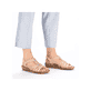 Braune Rieker Damen Riemchensandalen 60803-20 mit einem Elastikeinsatz. Schuh am Fuß.