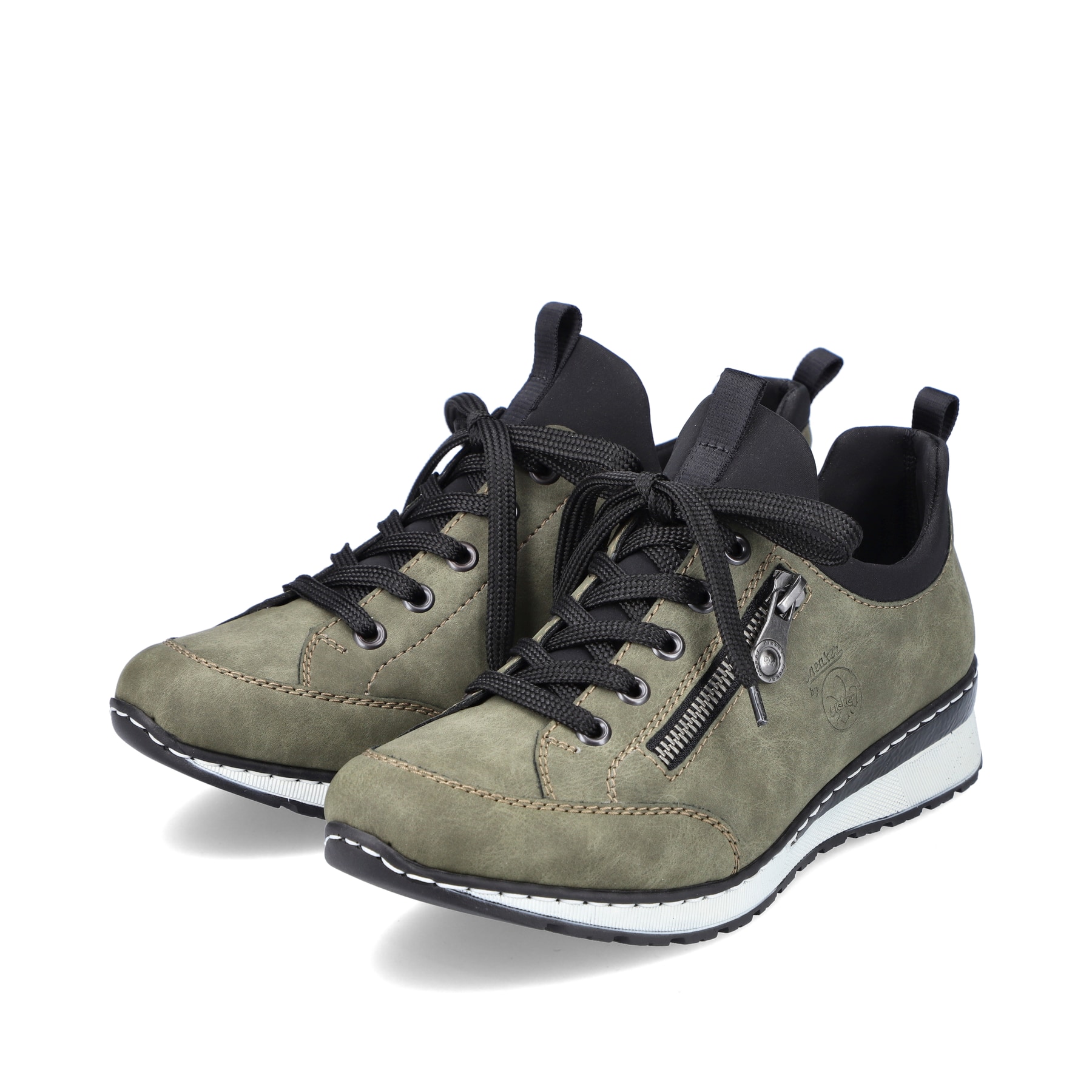 Khakigrüne Rieker Damen Slipper 54470-55 mit Elastikeinsatz sowie einer leichten Sohle. Schuhpaar schräg.