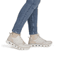 Mocassins Rieker beiges végan pour femmes M6078-60 avec bande élastique. Chaussure au pied.
