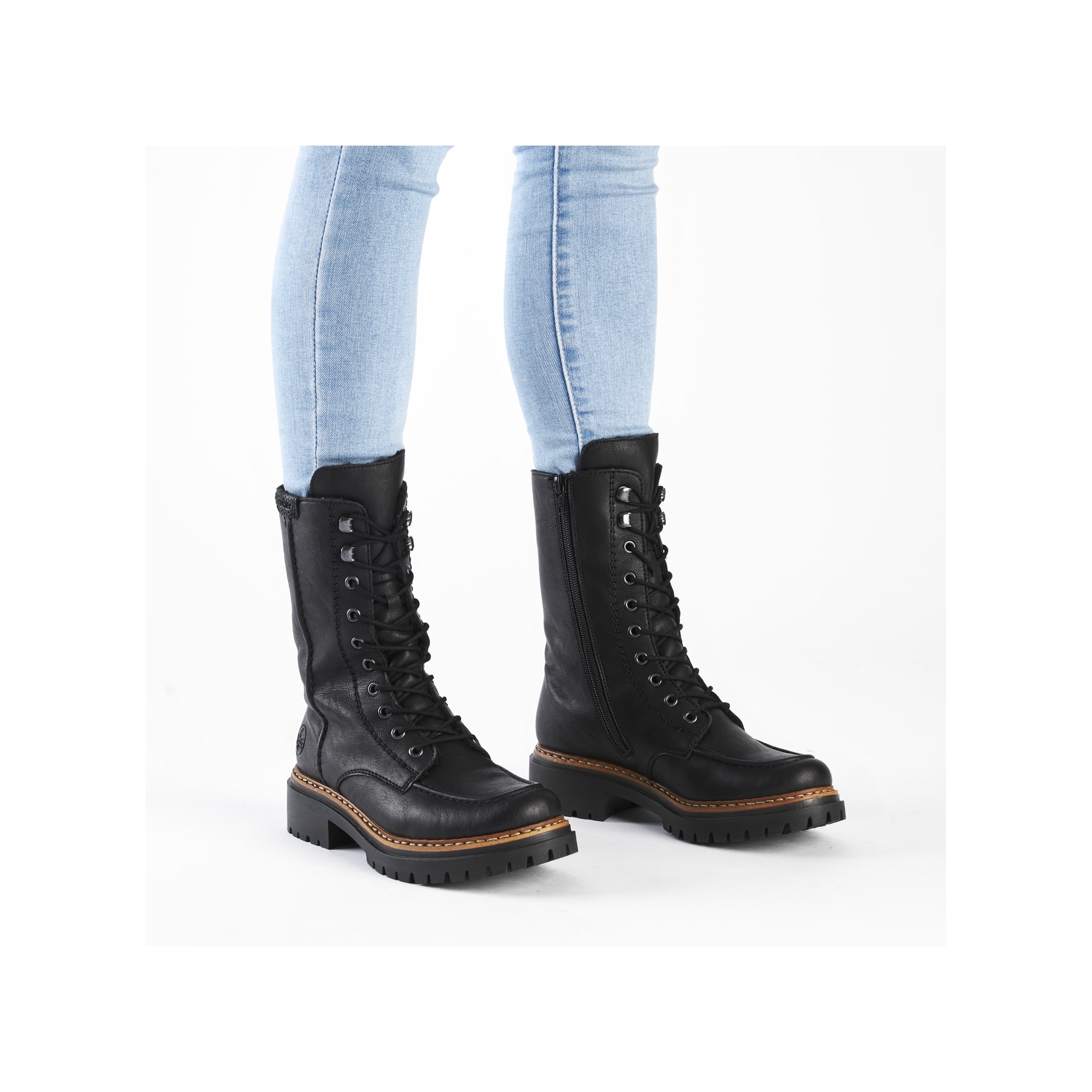 Asphaltschwarze Rieker Damen Biker Boots 72616-00 mit einem Reißverschluss. Schuh am Fuß.