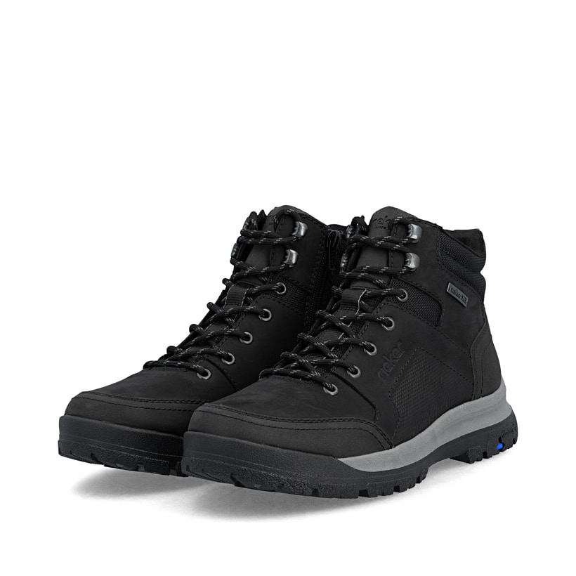 Schwarze Rieker Herren Schnürstiefel 30301-00 mit dem umdrehbaren Glacier Grip. Schuhpaar seitlich schräg.