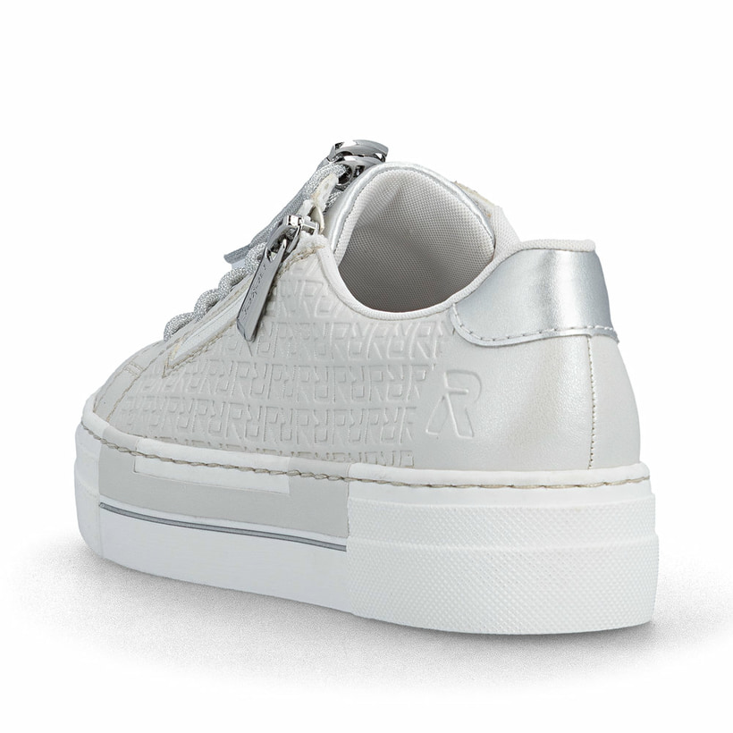 Silberne Rieker Damen Sneaker Low N4960-90 mit dekorativer Prägung. Schuh von hinten.