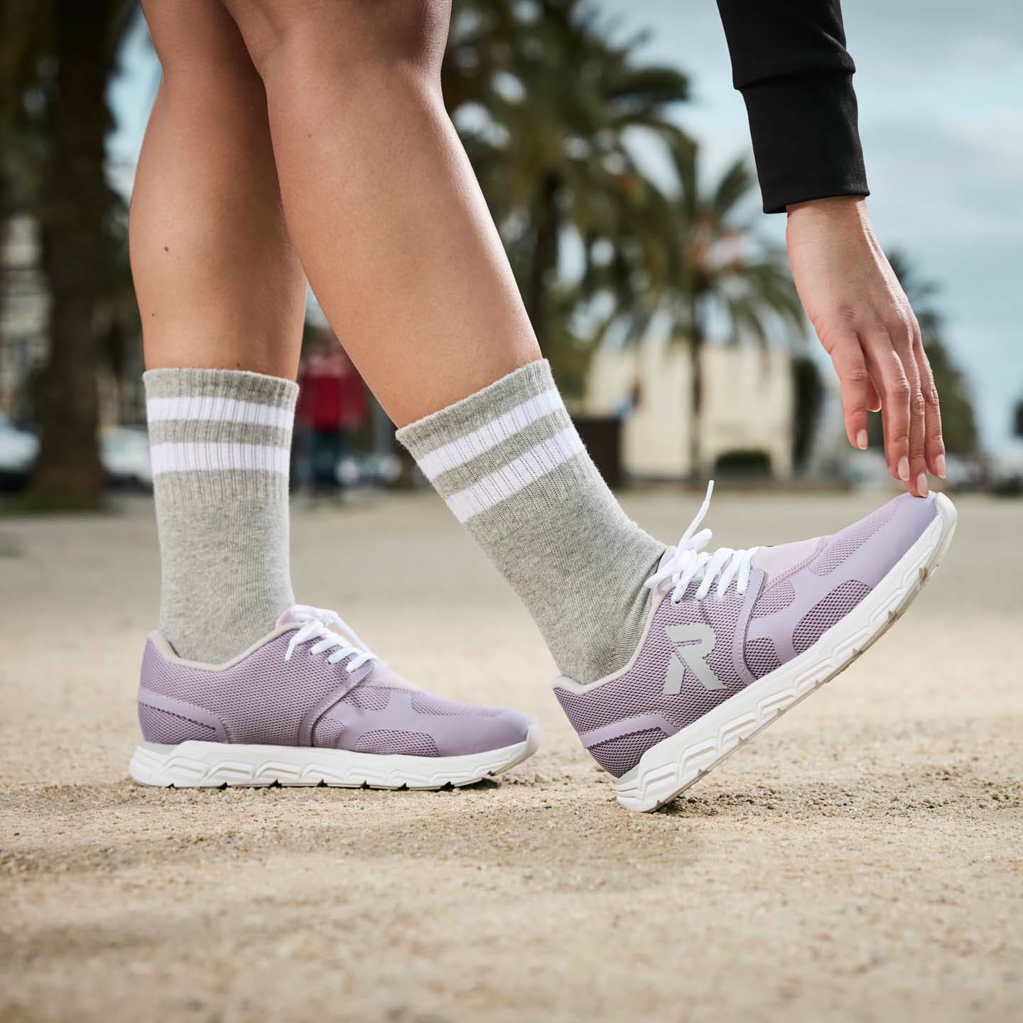 Rosane Rieker Damen Sneaker Low M9000-30 mit einer Gummischnürung. Schuh am Model.