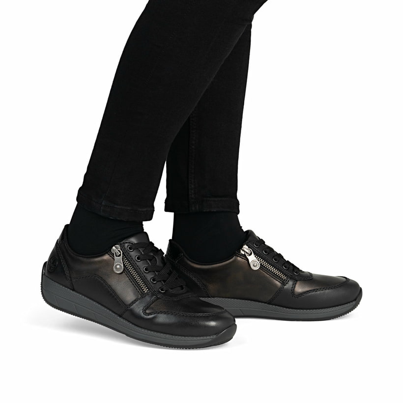 Braune Rieker Damen Sneaker Low N1100-25 aus Glattleder mit einem Reißverschluss. Schuh am Fuß.