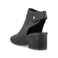 Schwarze Rieker Riemchensandaletten 64670-00 mit einem Klettverschluss. Schuh von hinten.