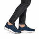 Dunkelblaue Rieker Herren Sneaker Low U1404-14 mit einer Schnürung. Schuh am Fuß.