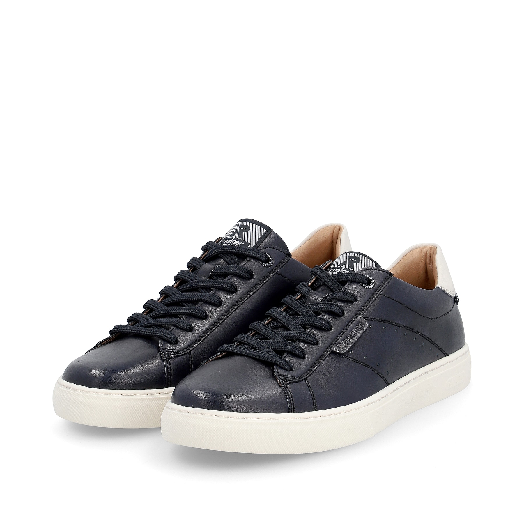 Blaue Rieker Herren Sneaker Low U0704-14 mit TR-Sohle mit leichtem EVA-Inlet. Schuhpaar seitlich schräg.